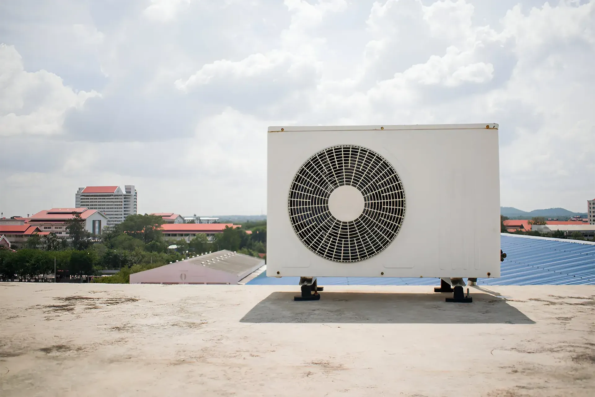 The relocation of refrigeration equipment is a complex process that requires experience and careful planning to ensure that the equipment is safely and efficiently moved to its new location. Our refrigeration equipment transportation service is designed to provide comprehensive solutions for the relocation of your equipment, from dismantling and packaging to installation and commissioning at the new site.